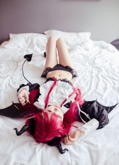 男生很用力的握女生手腕_蓝光超清免费观看