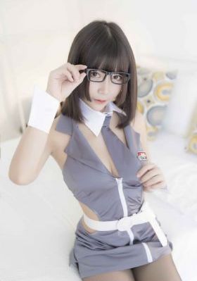 丝袜美女蹲下裙内露底图片_720在线观看视频
